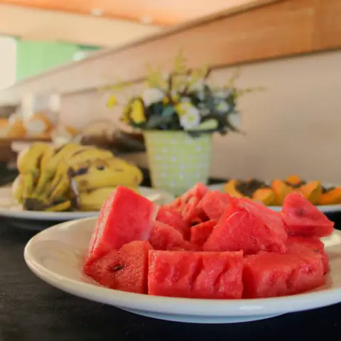 Frutas e itens do buffet de café da manhã