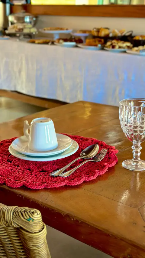 Louça sobre tecido de crochê vermelho