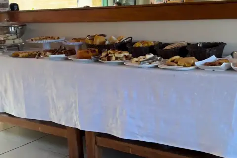 Mesa de buffet vista por inteiro no vídeo do café da manhã