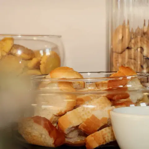 Pães e quitandas em cestas e potes