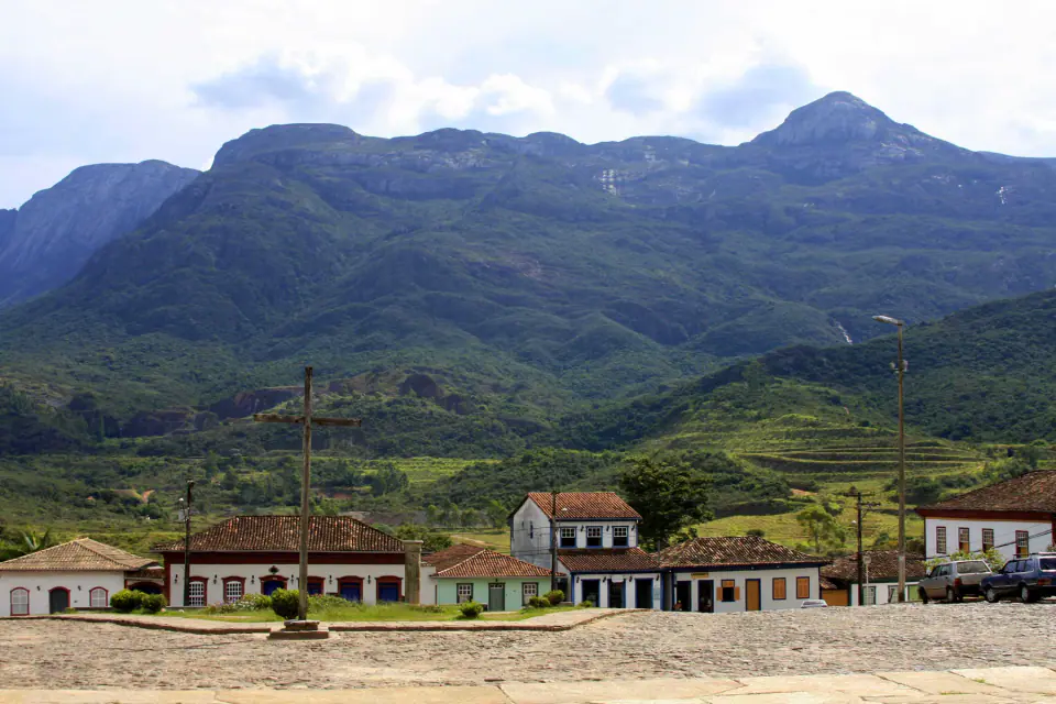 Centro histórico de Catas Altas diante da Serra do Caraça