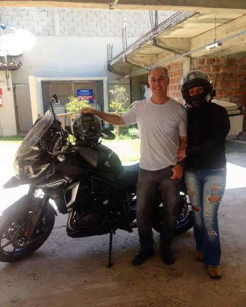Viajante de motocicleta diante da paisagem de Catas Altas