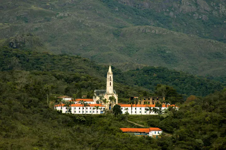 Santuário do Caraça entre montanhas
